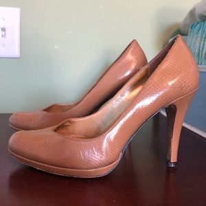 Tahari nude snakeskin pumps